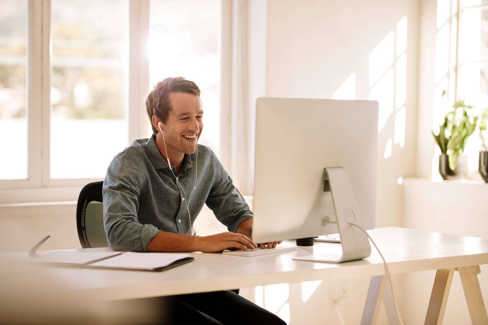 Are you collecting contacts that never make it to the CRM? Here’s how Knowee fixes it